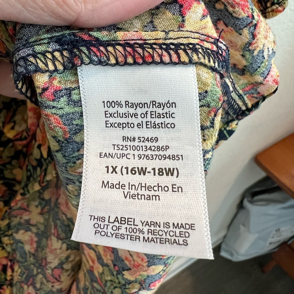 Terra & Sky Floral Boho Smocked V-Neck Blouse 1X Black Yellow Peach Flowers - Picture 7 of 9